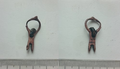 038 ein Kettensegment im Ring festgerostet, 2 durchlaufende Einbuchtungen seitlich am Fuß.JPG (1.46 MiB) 4724-mal betrachtet 038 ein Kettensegment im Ring festgerostet, 2 durchlaufende Einbuchtungen seitlich am Fuß.JPG